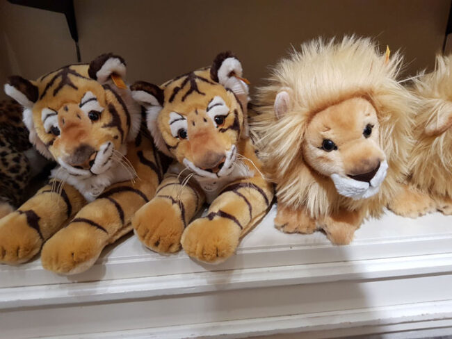 Peluches de animales, tigres y león